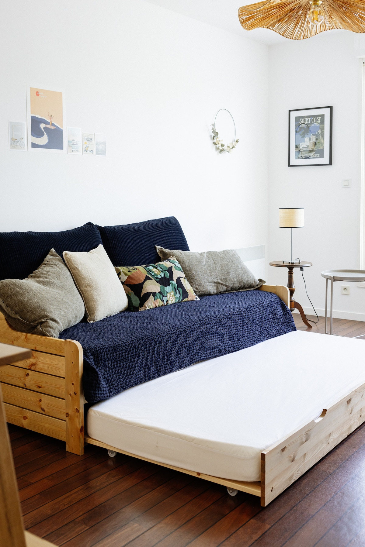 เตียงลากพร้อมที่นอน 2 ผืนขนาด 90 x 190 ซม. (รวมที่นอนอีก 1 ผืนที่วางอยู่บนพื้น)