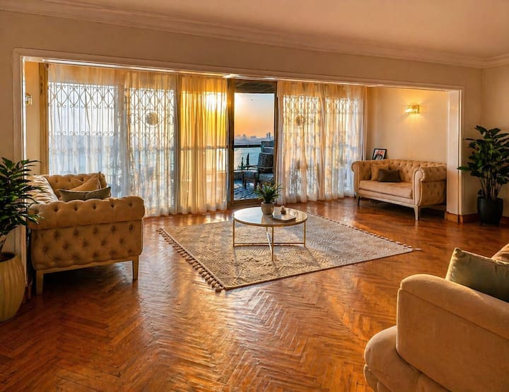 Golden Horizon: Nile & Pyramids View Apartment - Cairo