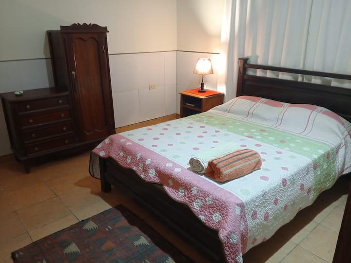 חדר עם מיטה מלאה וחדר רחצה פרטי