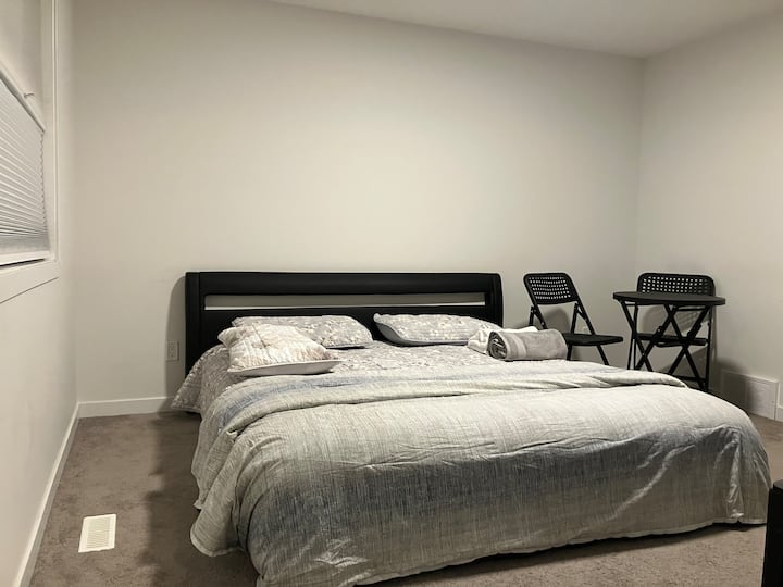 Private Master Bedroom Wit Full Washroom & Parking - Fort Saskatchewan