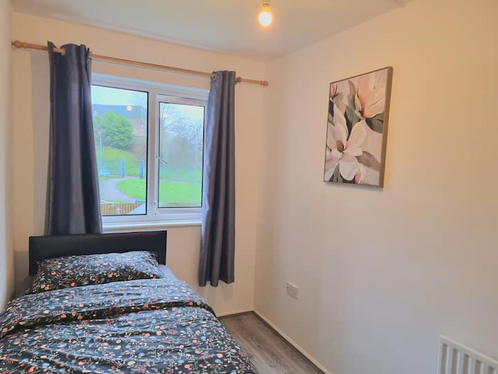 Newly Refurbished 3-bedroom House, (Sleeps 6) - Birmingham