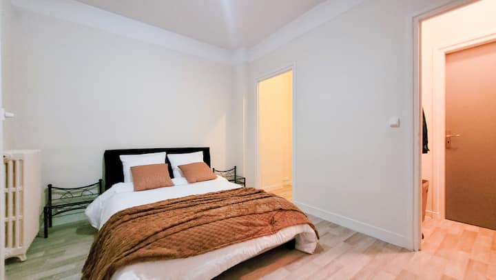 un grande chambre offrant des commodités premium ; un dressing attenant et une literie ferme à mémoire de forme