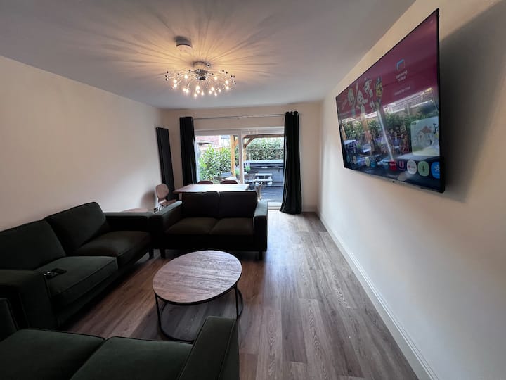 Luxury Airbnb, Hot Tub, Spa Bathrooms, Games Room - Nantwich