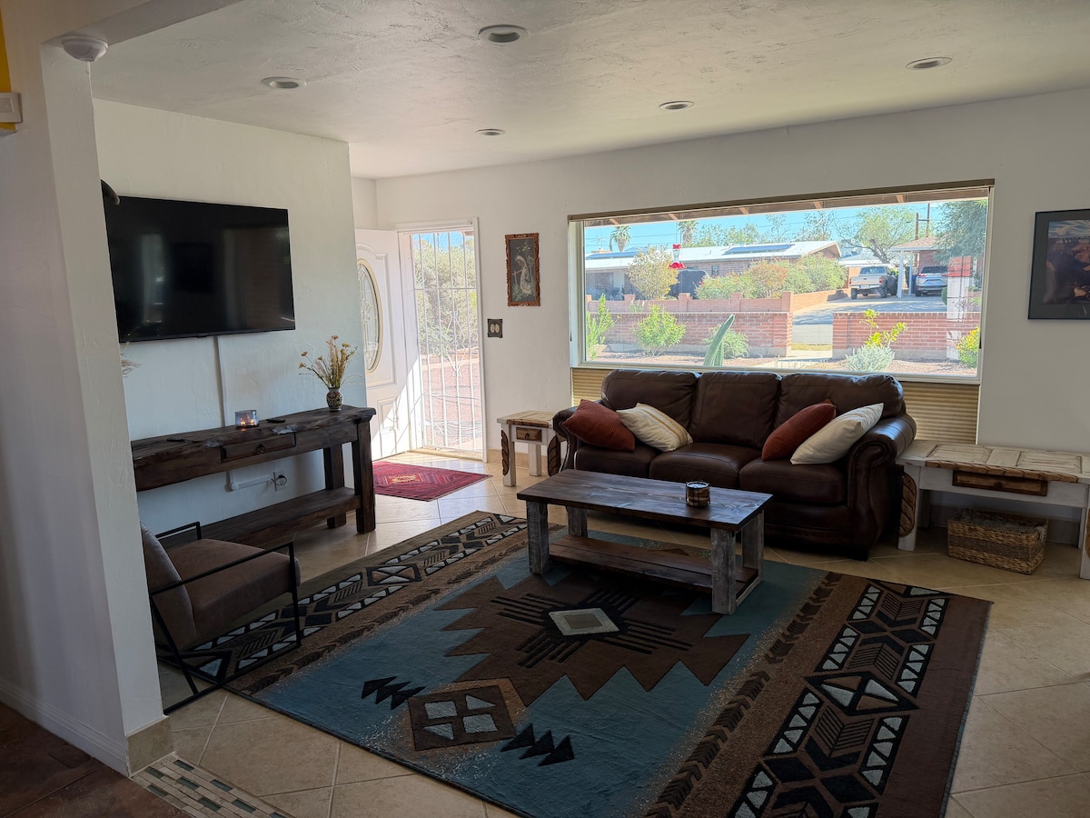 סלון מעוצב מערבי דרומי מקסים עם כניסה מעץ מסקיט בהתאמה אישית, שולחנות בעבודת יד מקומית, ספה מעור, טלוויזיה חכמה 55 אינץ', Wi-Fi, יחידת מיזוג אוויר קרה (2019).