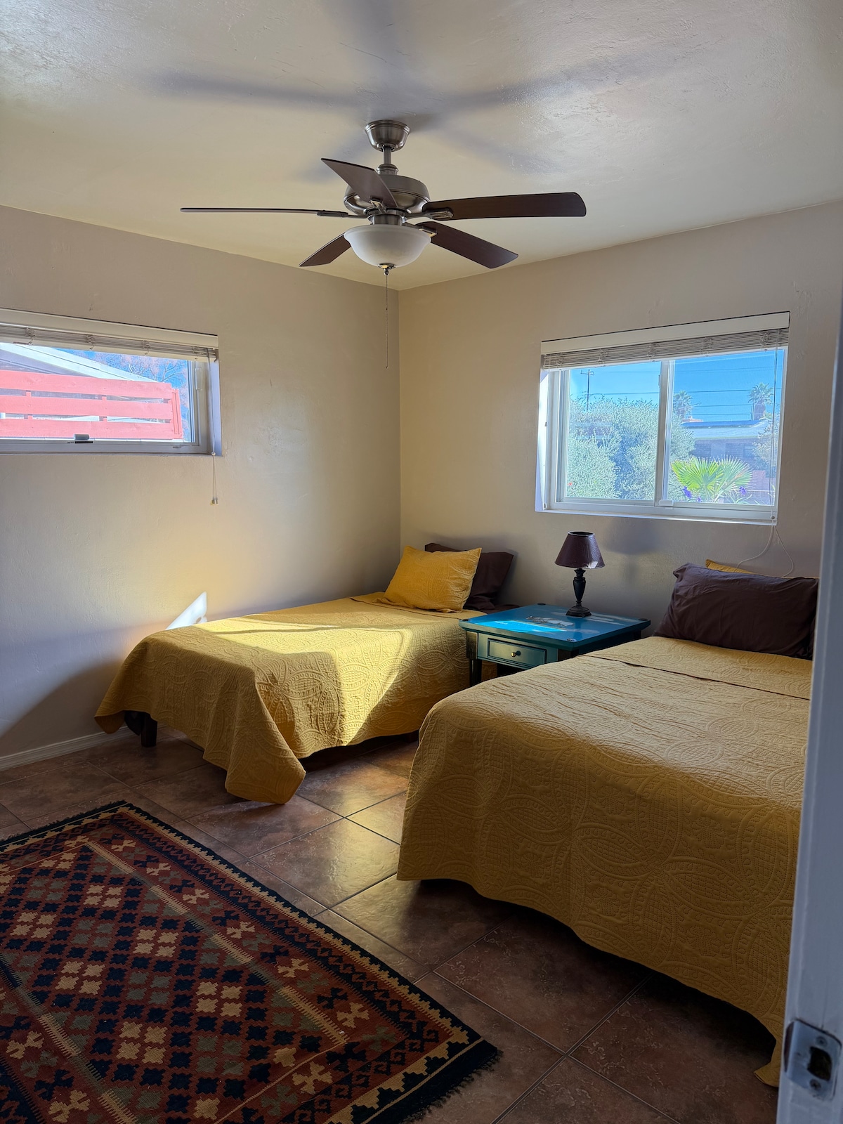 מיטות זוגיות ומלאות; ארון; שידה; וטלוויזיה חכמה 55 אינץ'. 