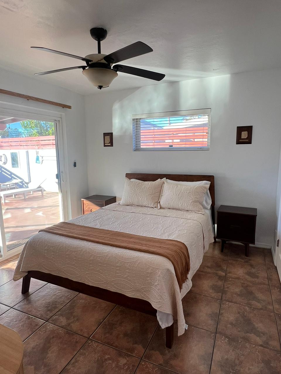 ארון פרטי; שידה; דלת הזזה מזכוכית פרטית לכניסה לבריכה; עיצוב מקסיקני מקסים עם ציור של דייגו ריברה. 