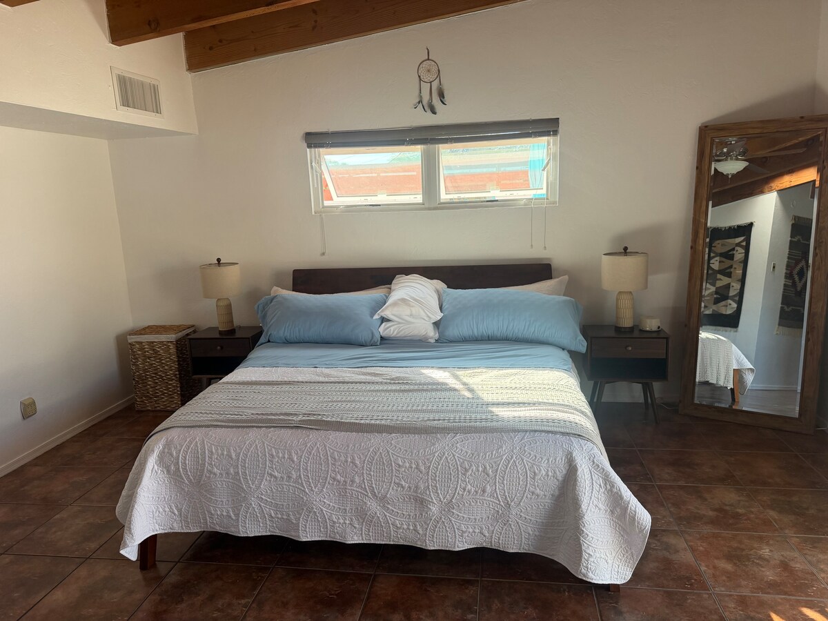 כניסה נפרדת לתוספת המרווחת הזו לבית המקורי; כיסא נפתח מעור; שידה; דלתות הזזה מזכוכית לבריכה; מיטת קינג סייז; אמבטיה פרטית גדולה עם מקלחת; חדר ארונות מותאם אישית; מערכת חימום וקירור נפרדת (2020). 