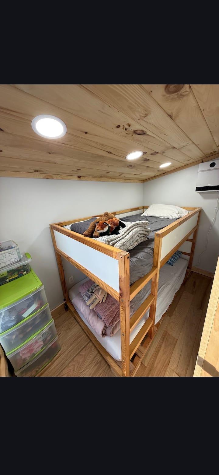 chumba kidogo cha ghorofa ambacho kitakuwa bora kwa watoto. mlango mwembamba na ni chumba kidogo