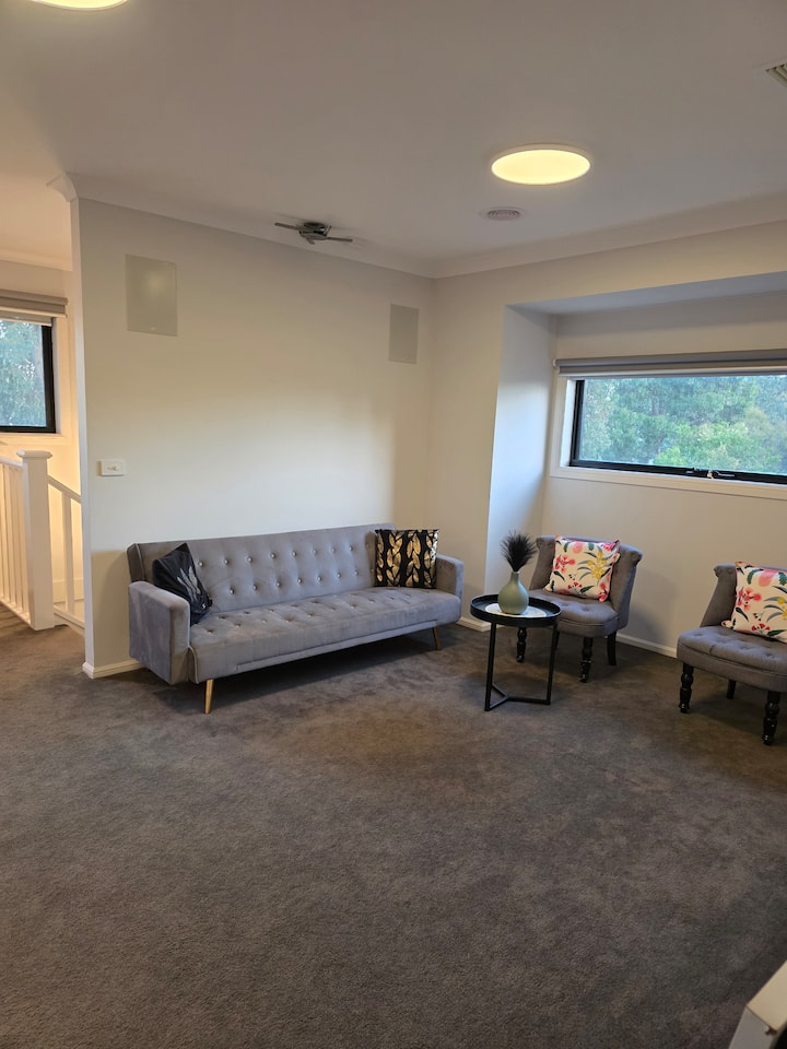 Greenvale Gem
Entire House Including Garage Access - Melbourne