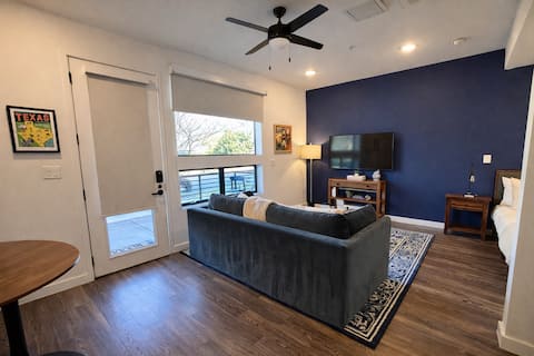 Top Airbnb: 5-Star Stay | Walk to Rainey| Free Parking in East Cesar Chavez