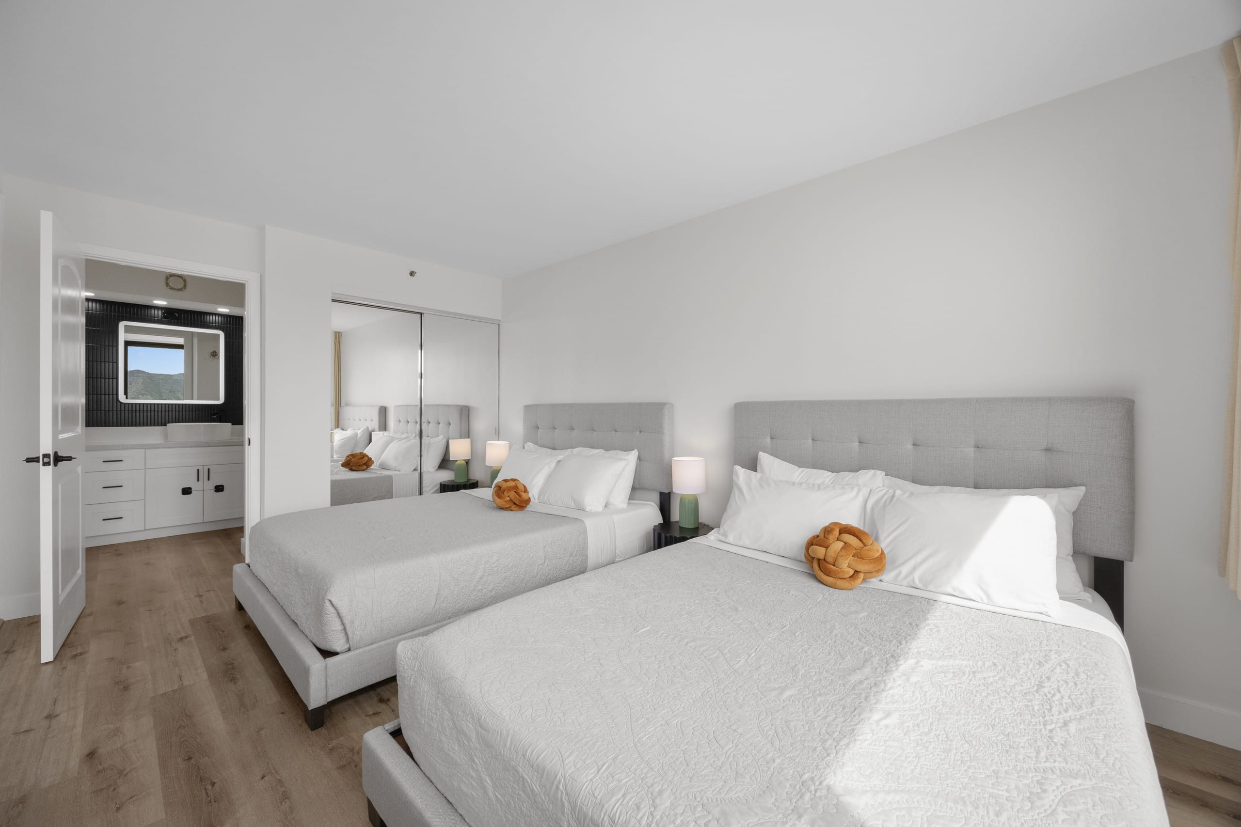 *Beautiful Modern 1BR! Close to Beach! - Image 26