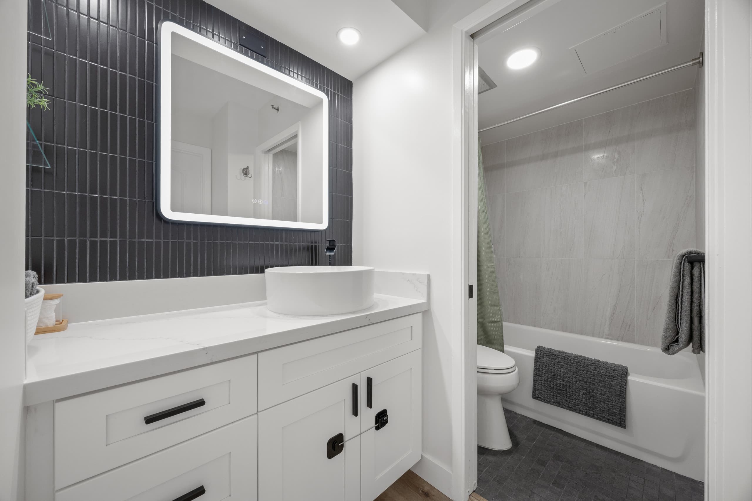 *Beautiful Modern 1BR! Close to Beach! - Image 34