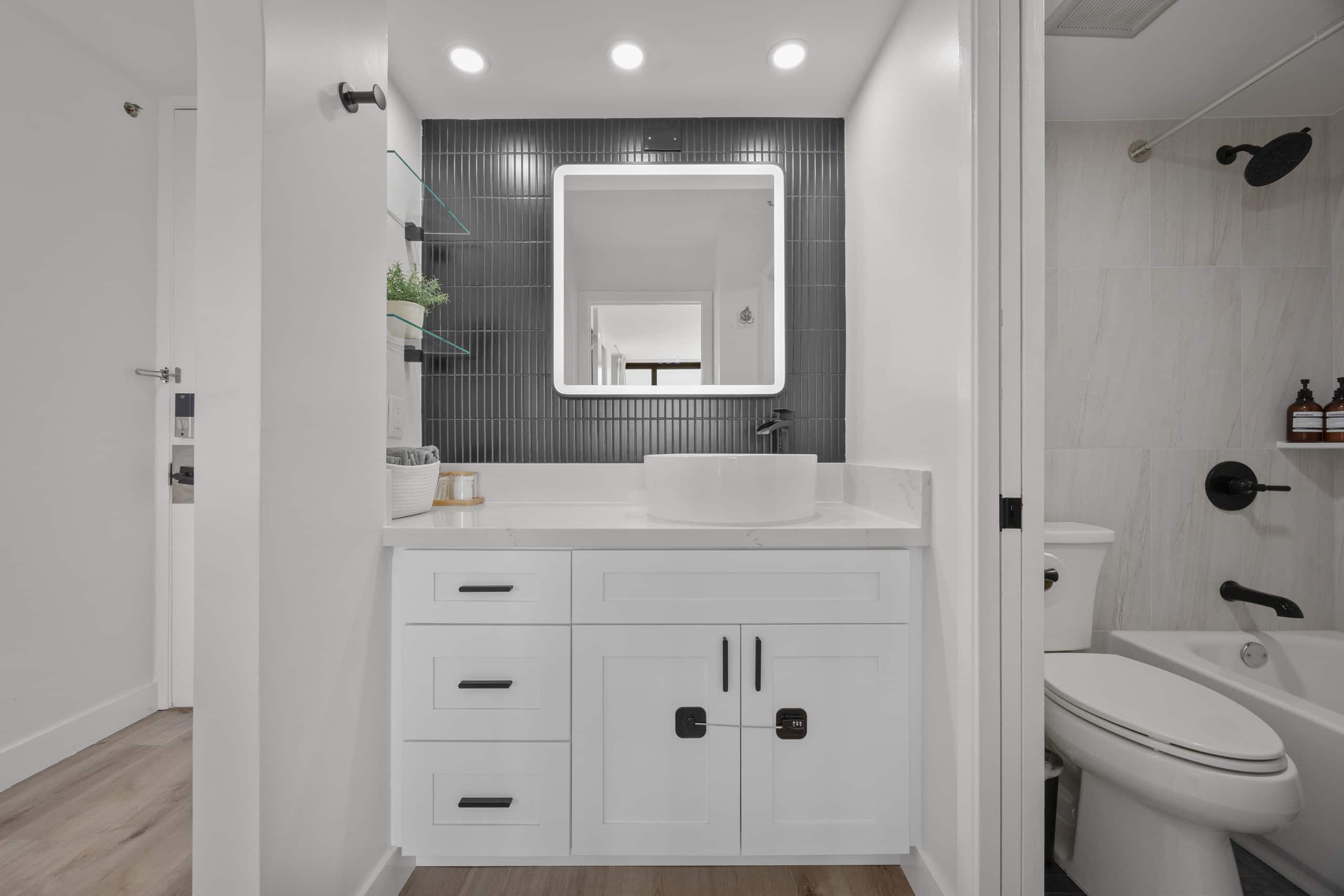 *Beautiful Modern 1BR! Close to Beach! - Image 33