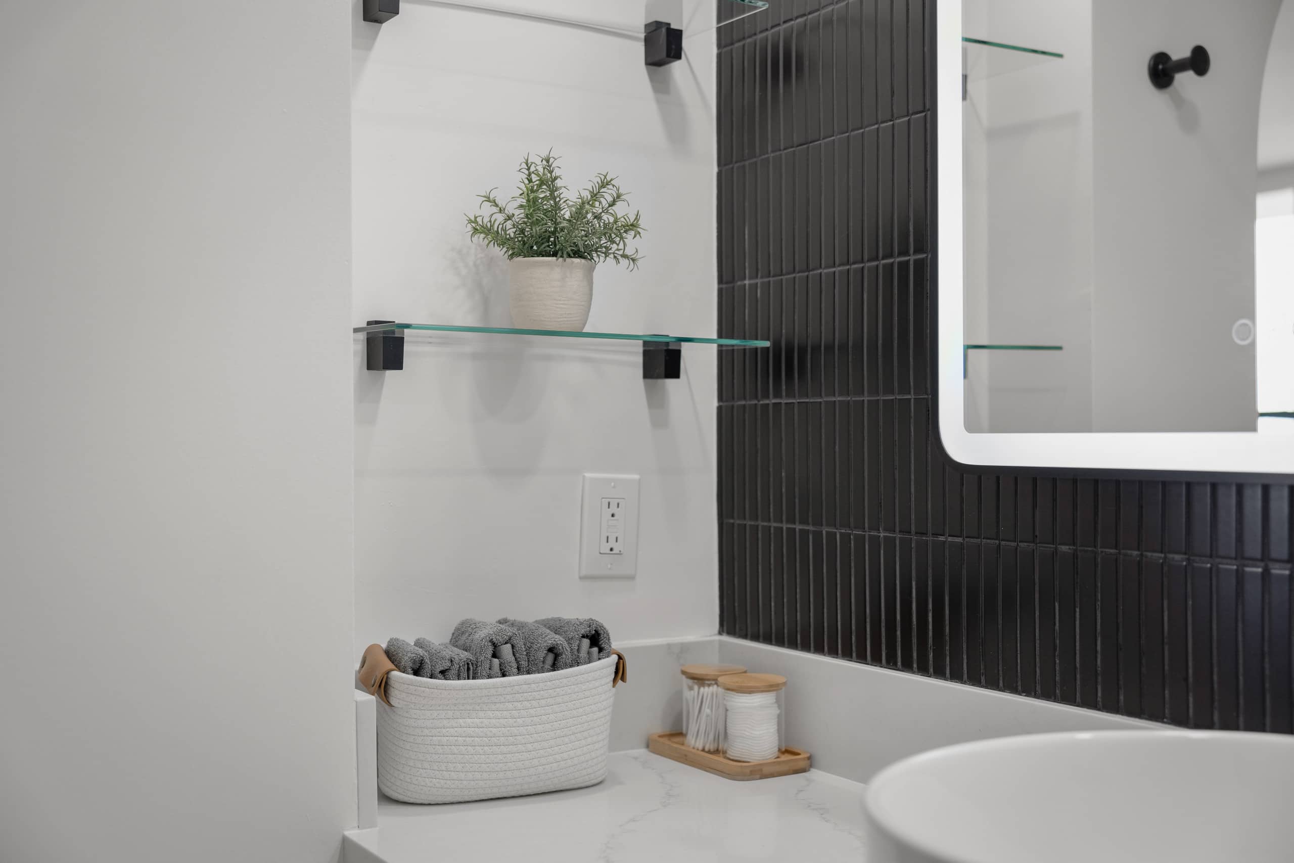 *Beautiful Modern 1BR! Close to Beach! - Image 36