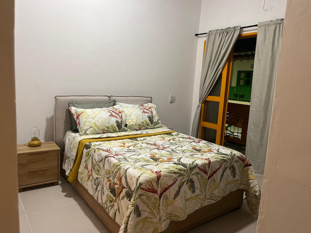 ห้องรองเป็นพื้นที่ที่เต็มไปด้วยแสงและบุคลิกภาพ ซึ่งทุกรายละเอียดชวนให้พักผ่อนและใคร่ครวญ