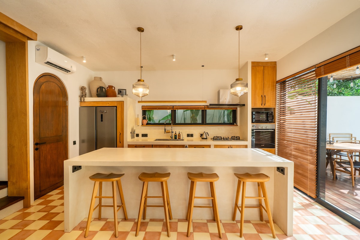 Villa in South Kuta · ★5.0 · 3 bedrooms · 3 beds · 3 private baths, comparabile Airbnb