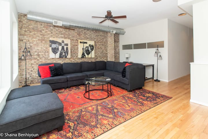 3 Bedroom Bright & Spacious Wicker Park Apartment! - Chicago, IL