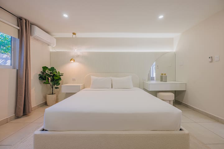 Dormitorio 8: una habitación luminosa y espaciosa con una cama tamaño king, líneas limpias y una sensación tranquila y relajante para una estancia cómoda.
