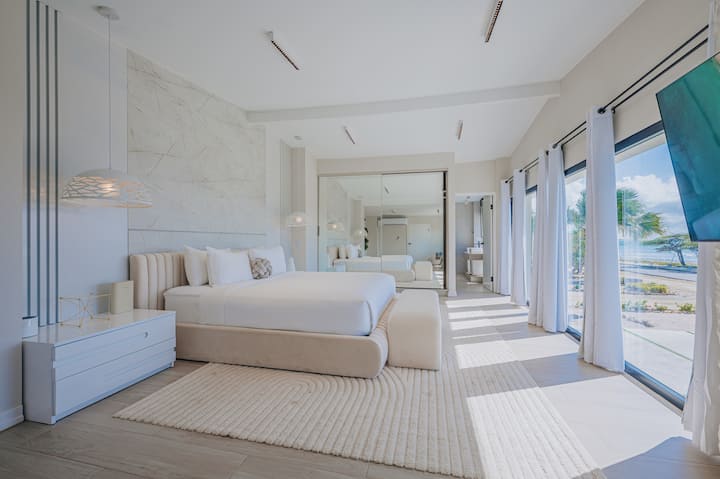 Relájate en el dormitorio 1 con su cama tamaño king, impresionantes vistas al mar y un televisor para tus programas favoritos.