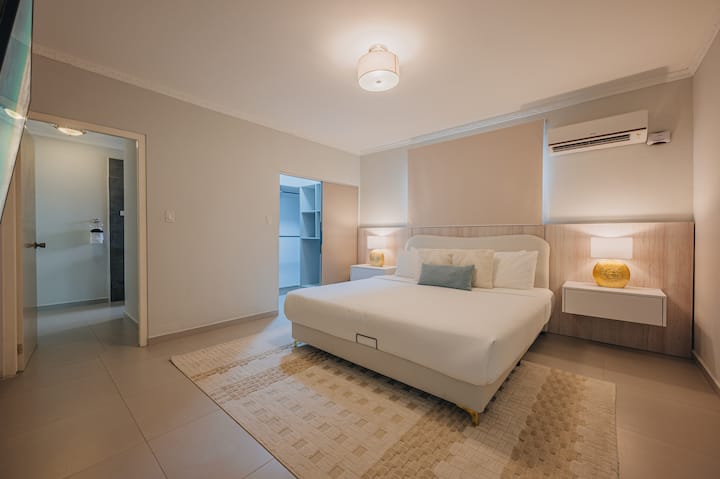 Dormitorio 5: una habitación espaciosa y relajante con una cama tamaño king y una sensación de calma, perfecta para relajarse y dormir bien por la noche.