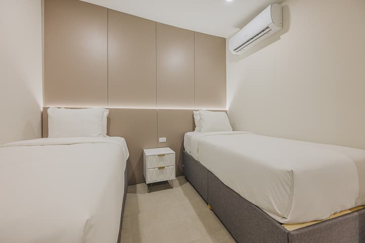 Dormitorio 9: una habitación sencilla y cómoda con dos camas individuales, sábanas frescas y un espacio tranquilo y limpio para una buena noche de sueño.