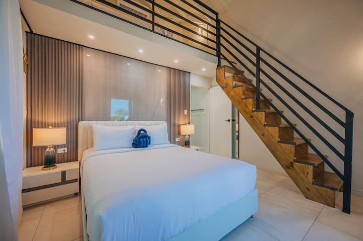Dormitorio 4 /Dormitorio loft: una acogedora habitación de estilo loft con una cama tamaño queen, iluminación suave y una sensación relajada, un lugar fácil y cómodo para descansar.