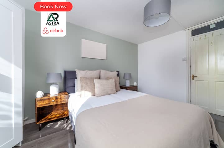 חדר שינה ב-Astra Residences Short Lets & Serviced Accommodation