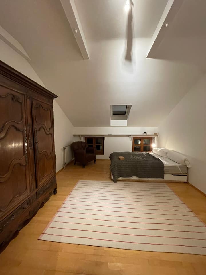 Spálňa s posteľou 140 cm a šatníkom