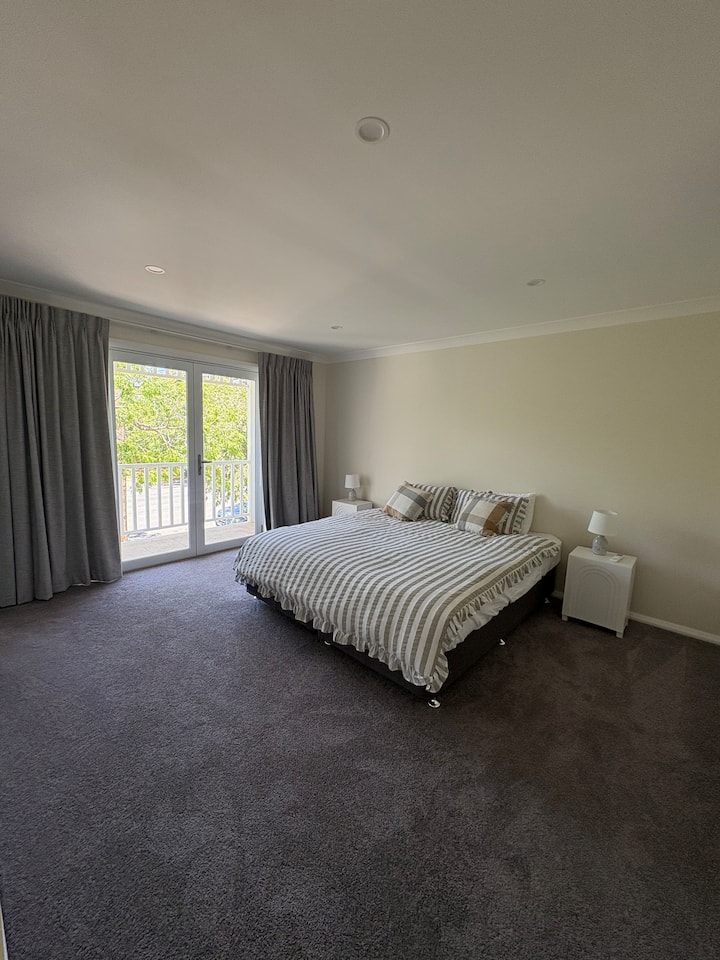 Bračni krevet (180x200) 
Može se podijeliti na dva jednaka dijela.