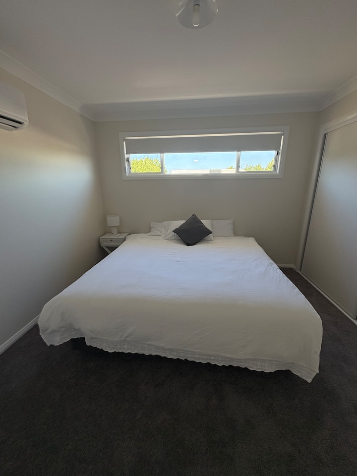 Bračni krevet (180x200) 
Može se podijeliti na dva jednaka dijela.