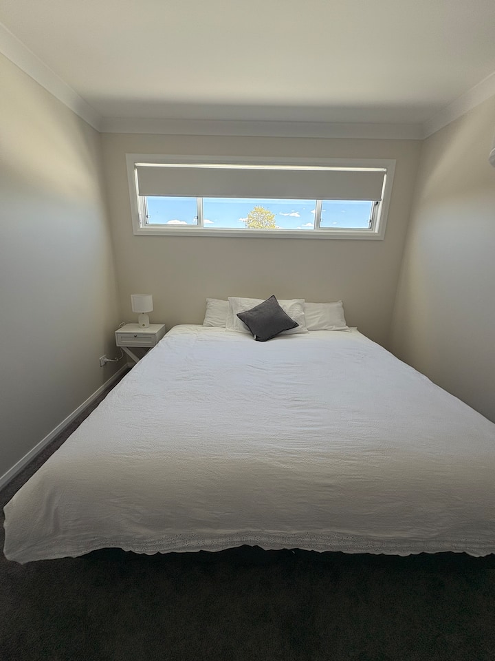 Bračni krevet (180x200) 
Može se podijeliti na dva jednaka dijela.