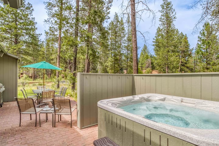 Sunriver Retreat W/ Hot Tub, Sharc, Pet-friendly! - Sunriver, OR