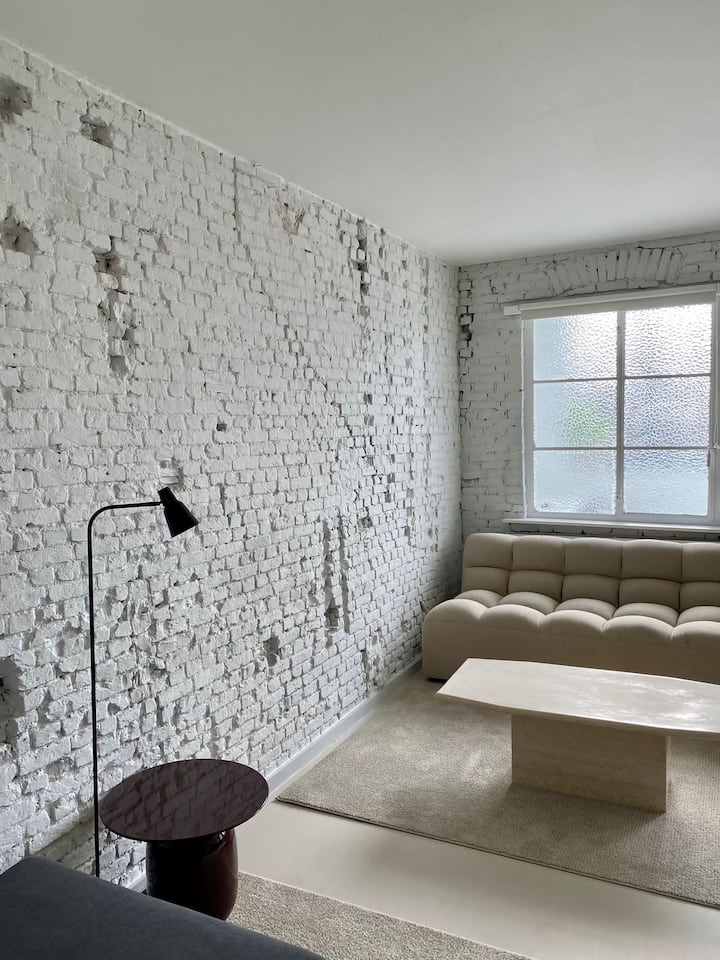 Brutalist Spacious Studio Apartment - Min 30 Days - Belgique