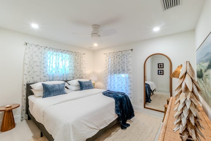 Bračni krevet (širine 180 – 200 cm) i luksuzna posteljina Casper. 