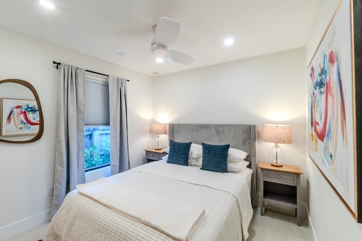 Bračni krevet (širine 150 – 179 cm) s luksuznom posteljinom Casper. 