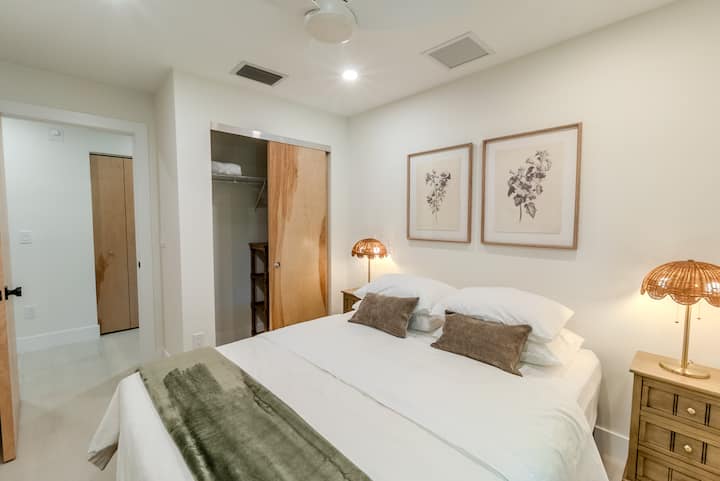 Ormar i police za odlaganje. 