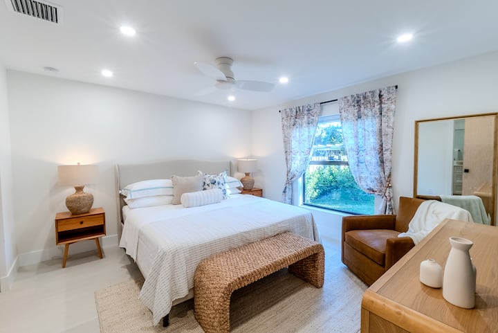 Glavna spavaća soba ima veliki bračni krevet i luksuznu posteljinu Casper. 