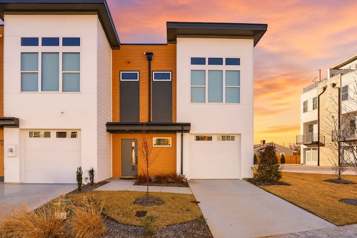 Modern Downtown 3br With Rooftop And Elevator - Raleigh, NC