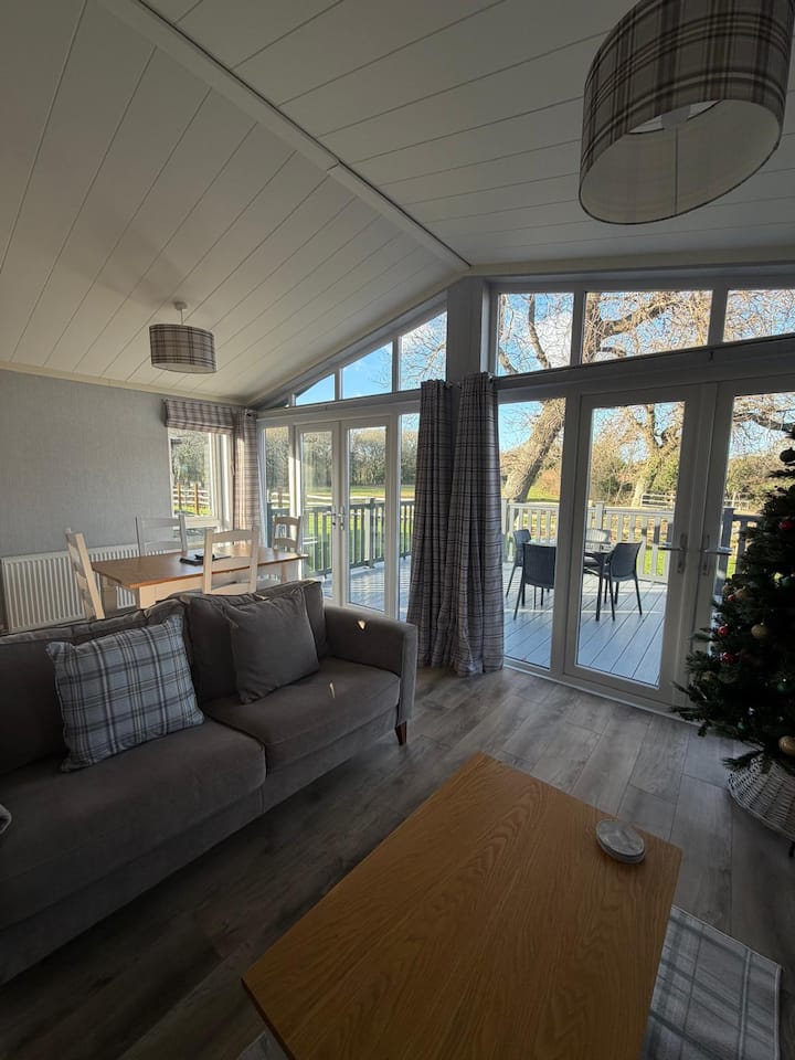 Alderney Park-lodge4, Beautiful High Quality Lodge - Highcliffe