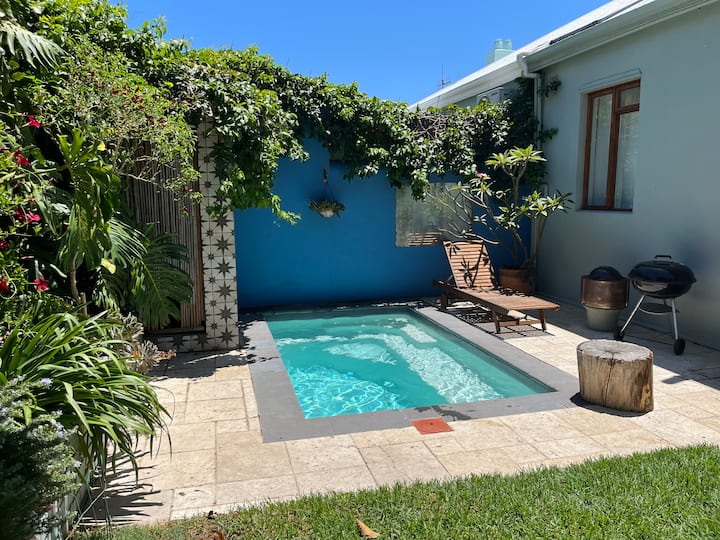 Poolside Urban Retreat With Private Garden - Kaapstad