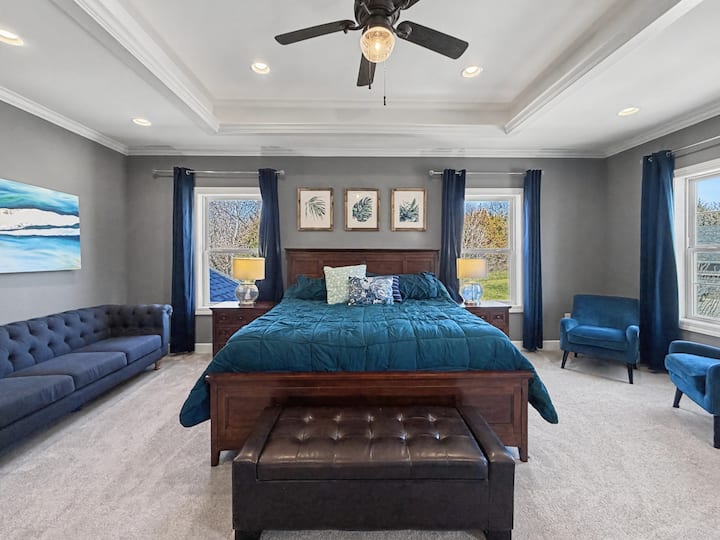 Central Lawrence Poolside Luxury: Sleeps 16+ - Lawrence, KS