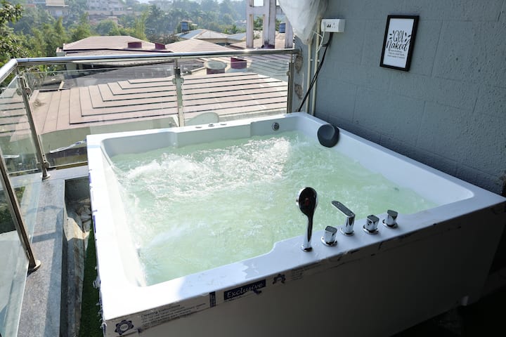 Private Lounge Bar + Jacuzzi + Big Tv Screen +Pool - Khopoli