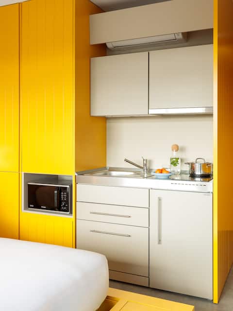 Successful Airbnb property: Vibrant Design Studio with Kitchen in Alvalade in Alvalade