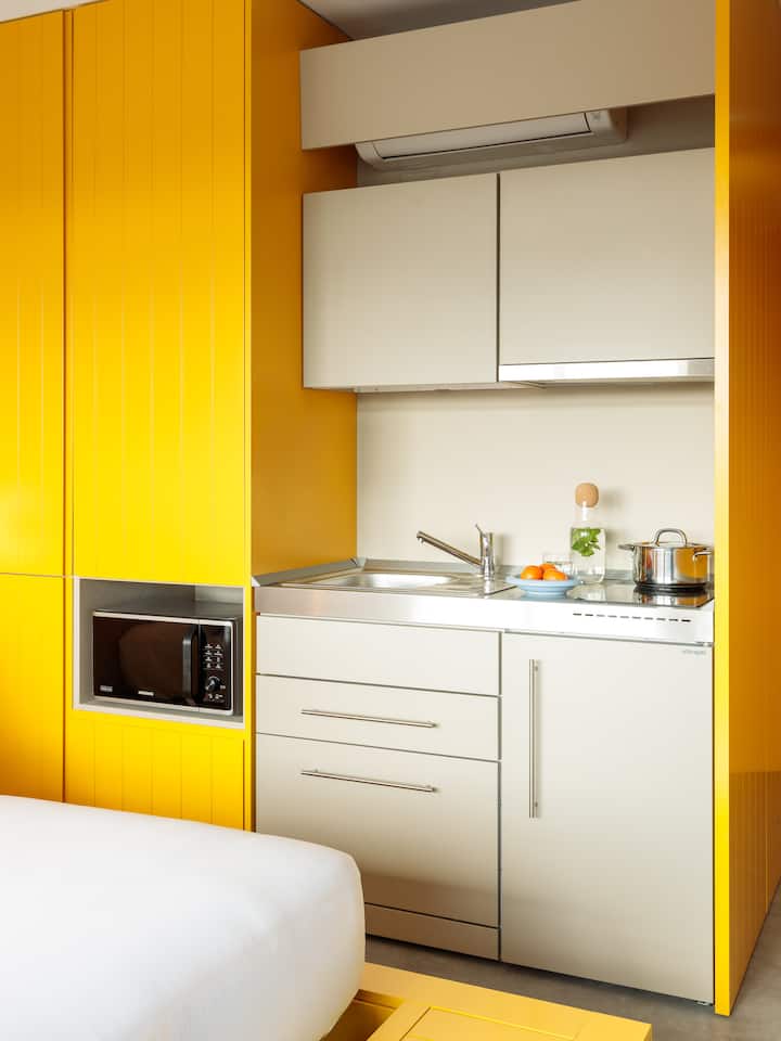 Vibrant Design Studio With Kitchen In Alvalade - Lisbonne
