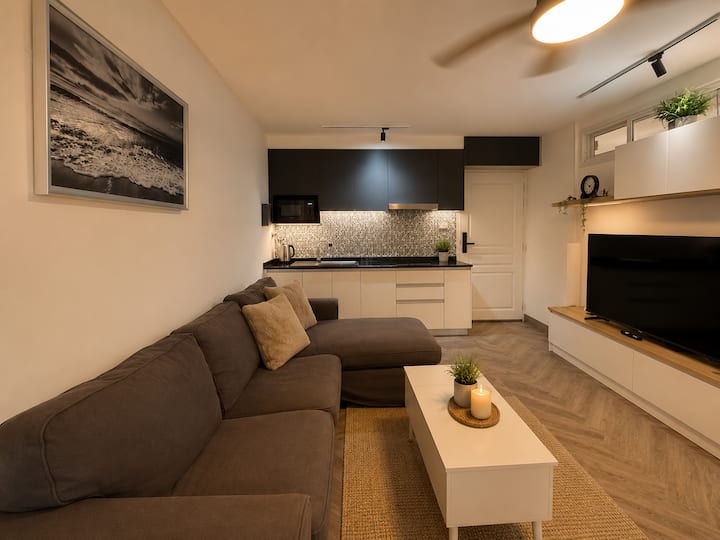 Warm Designer 2br Near Phrom Phong Bts • Pool/gym - Bangkok