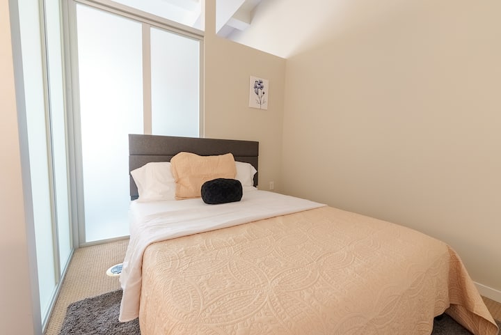 Chumba cha kulala cha starehe kilicho na kitanda cha ukubwa wa malkia chenye starehe.