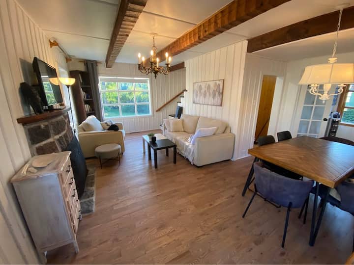 Jolie Maison Au Cœur Du Magnifique St-sauveur - Saint-Sauveur