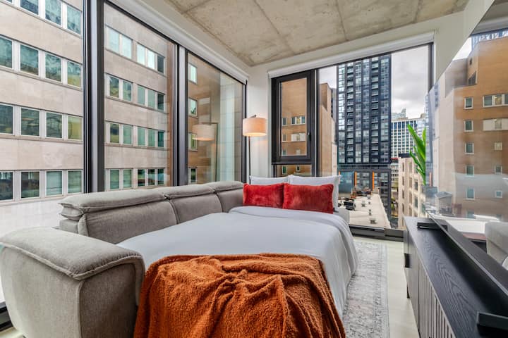 Downtown Poolside Retreat | Free Parking & Pool - Concordia University