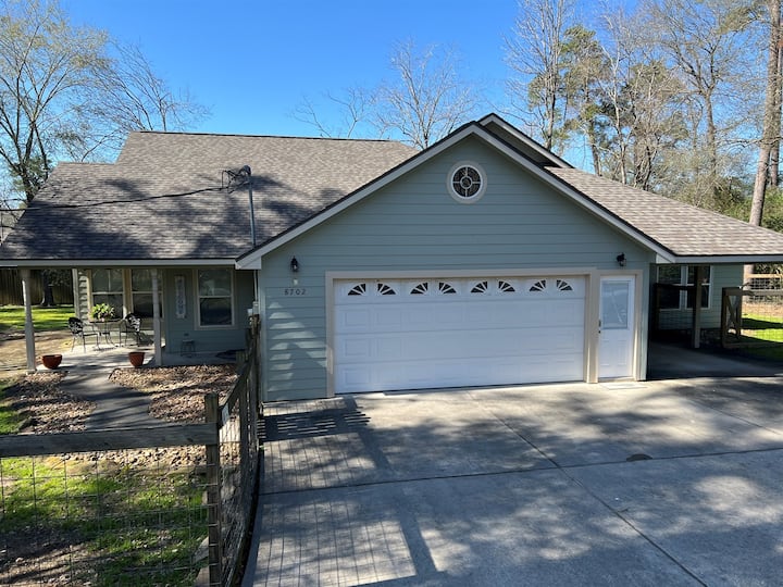 Woodside Carriage House -Spacious Upstairs Apt. - Tomball, TX