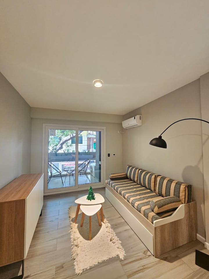 Kitnet silenciosa em Caballito com varanda e mesa de trabalho